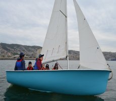 Jóvenes aprenden a navegar junto a las Escuelas de Vela TPS