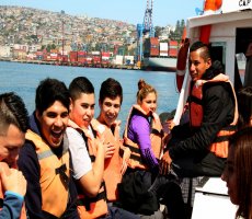 Escolares de Valparaíso realizan paseos por la bahía y conocen la actividad portuaria Escolares de Valparaíso realizan paseos por la bahía y conocen la actividad portuaria