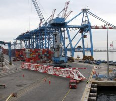 Terminal Pacífico Sur comienza armado de dos nuevas grúas pórtico de muelle Terminal Pacífico Sur comienza armado de dos nuevas grúas pórtico de muelle