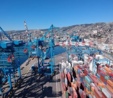 TERMINAL PACÍFICO SUR VALPARAÍSO CONCLUYE ARMADO DE GRÚAS PÓRTICO Y LAS TRASLADA AL MUELLE TERMINAL PACÍFICO SUR VALPARAÍSO CONCLUYE ARMADO DE GRÚAS PÓRTICO Y LAS TRASLADA AL MUELLE