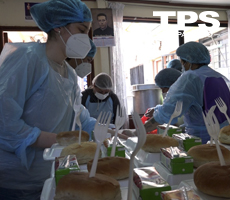 Voluntarios de TPS prepararon almuerzos del Comedor 421