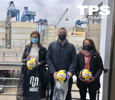 TPS entrega implementos deportivos a Liceo de Juan Fernández