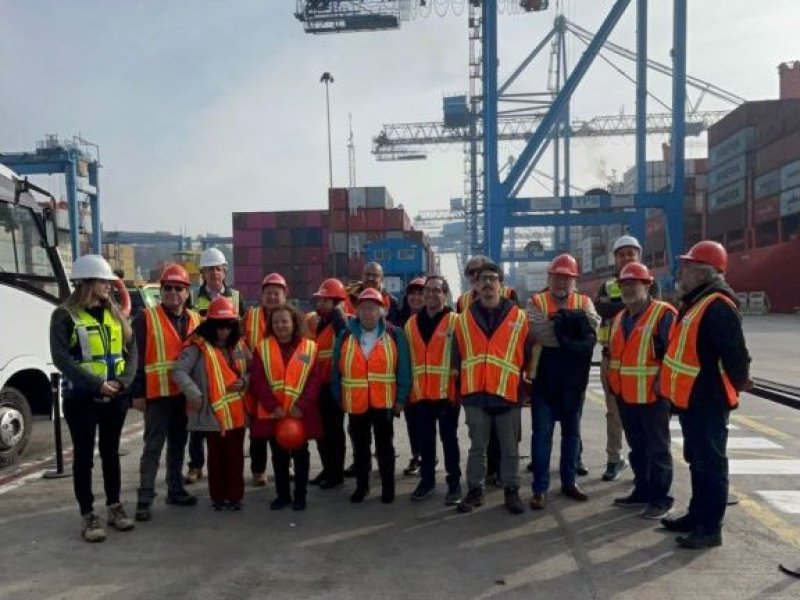 Cerca de 100 dirigentes vecinales conocieron en terreno la operación del puerto de Valparaíso