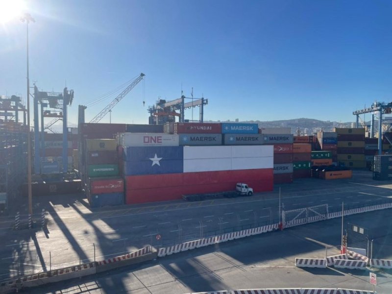 TPS celebra Fiestas Patrias emplazando una gran bandera chilena de contenedores