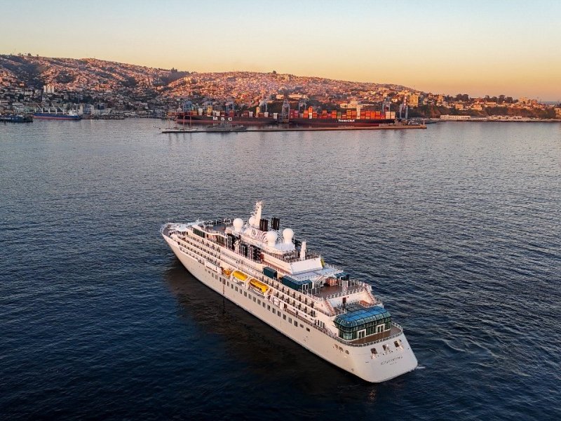 Nave para expediciones de lujo abre la temporada de cruceros en Puerto Valparaíso