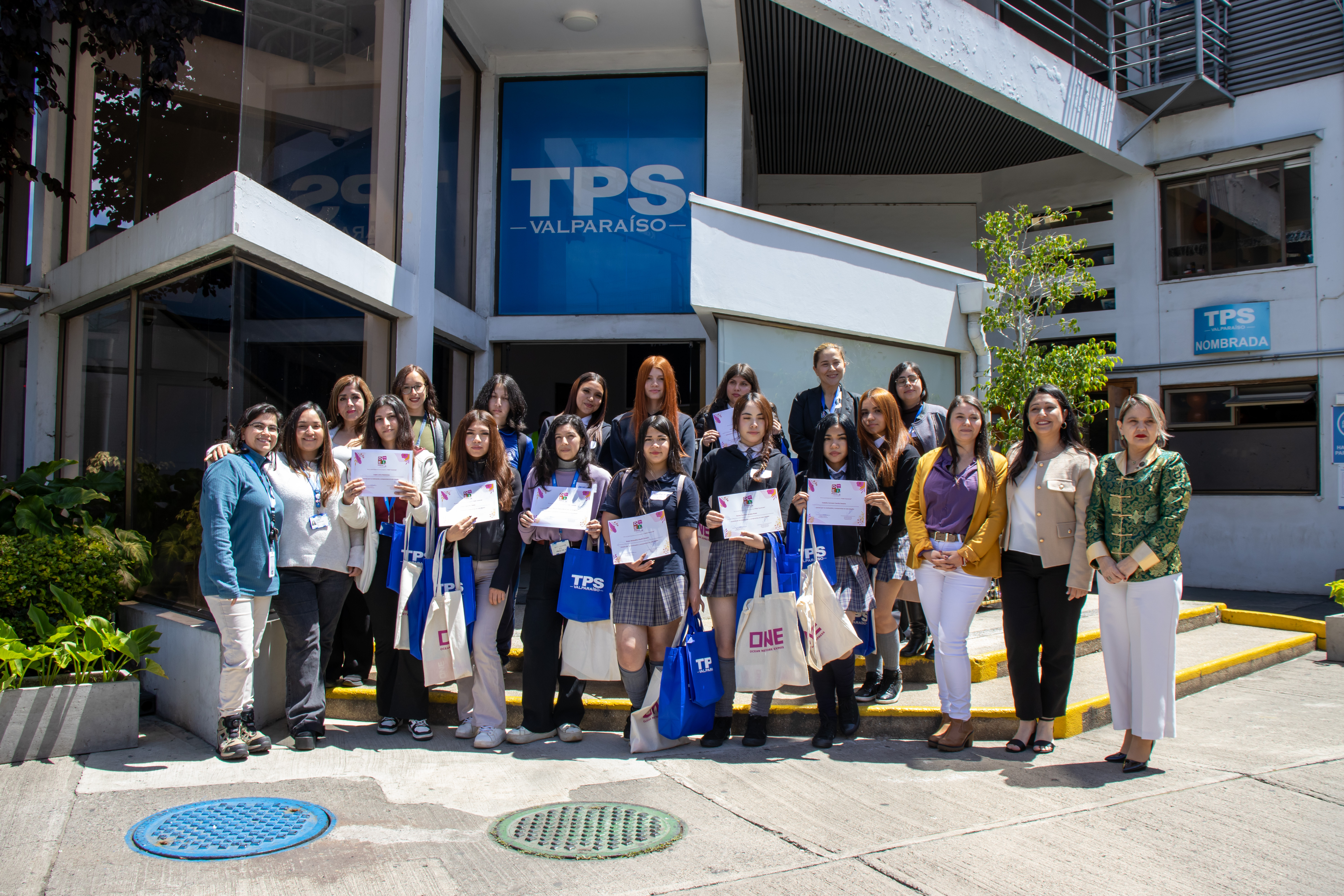 Programa para acercar la actividad portuaria a jóvenes porteñas debutó con éxito en TPS